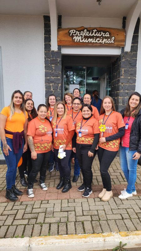 CRAS promove caminhada de conscientização pelo Maio Laranja com apresentação musical de crianças do SCFV