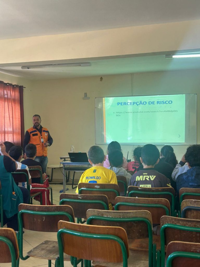 Defesa Civil realiza palestra educativa na Escola Estadual Adolfo José Martins.