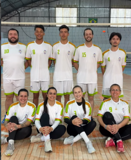Bom Jardim da Serra marca presença no Torneio de Vôlei dos Caveiras e destaca integração entre atletas da Serra Catarinense.